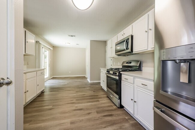 Building Photo - 18450 Hollow Oaks Cir