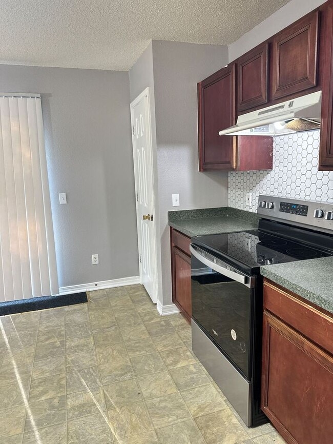 Building Photo - 3/2 Cottage in Maple Oaks Subdivision with garage