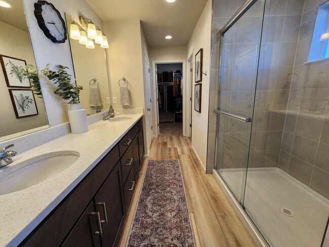 Building Photo - Beautiful, Modern 3 Bed 3 Bath Home in Ban...