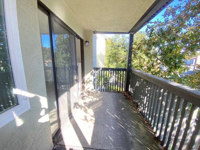 Building Photo - Advent - Low Deposit Two Bedroom Condo W/ ...