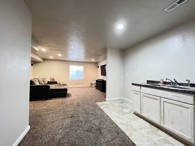 Building Photo - 6 Bedroom/3 Bathroom House in Eagle Mountain