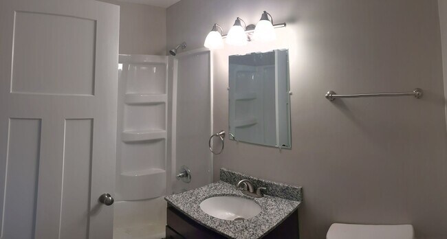 Building Photo - Conveniently located Riverbend Apartments ...