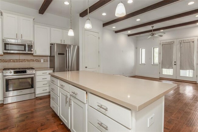 Building Photo - 611 Mazal Ln