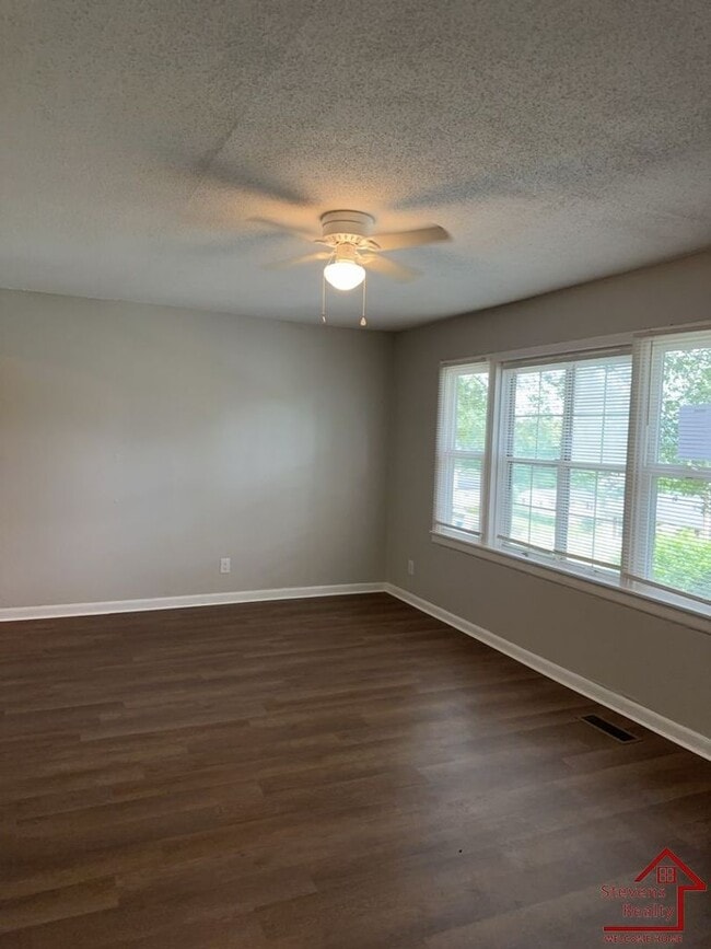 Building Photo - 712 Bronson St