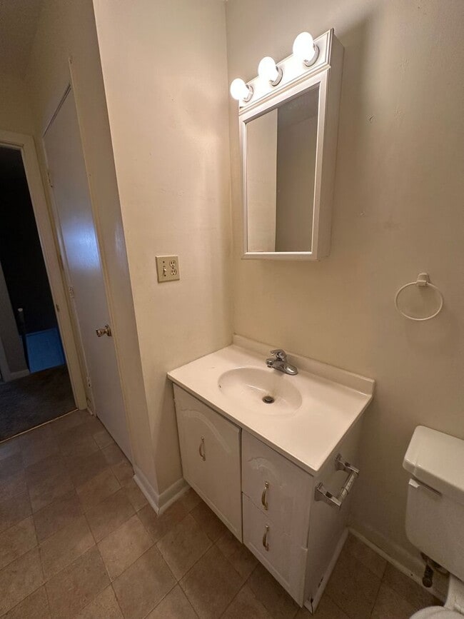 Building Photo - 2 Bedrooms 1.5 baths Townhouse, Kingsport TN