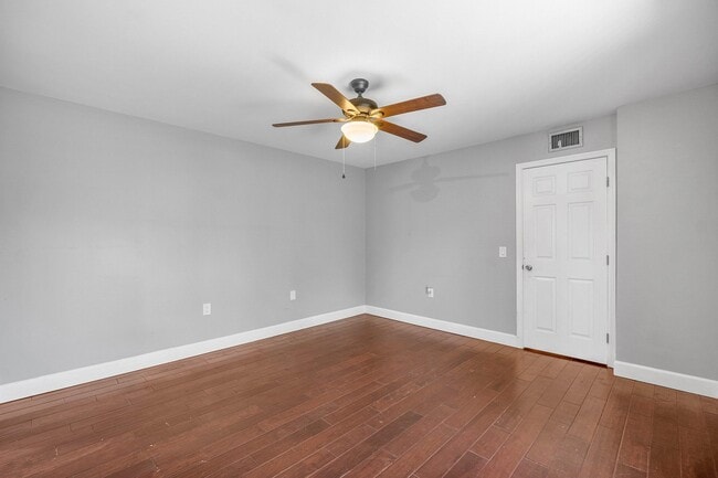 Building Photo - 624 6th Way