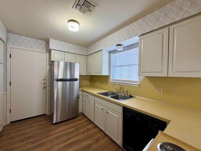 Building Photo - Duplex *LEASING SPECIAL AVAILABLE*