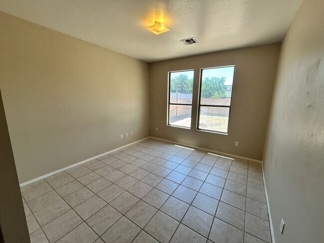 Building Photo - Spacious single story Peoria stunner w/New...