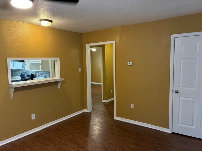 Building Photo - 1112 Northwood Dr