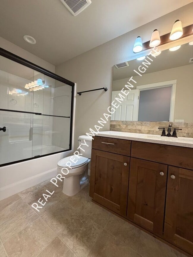 Building Photo - 2713 NE Black Oak Pl