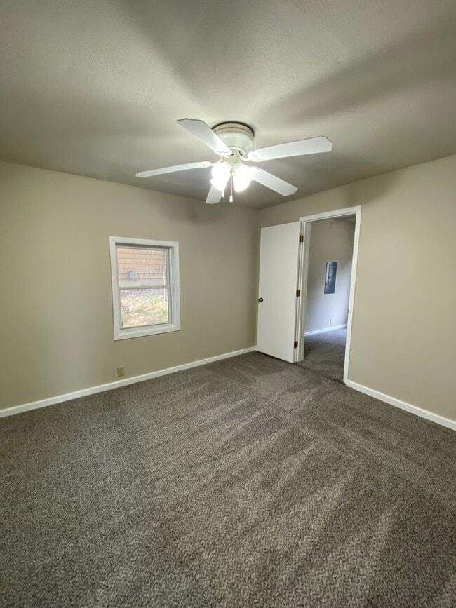 Building Photo - 2 Bedroom on the East Side - Fenced In Back Yard