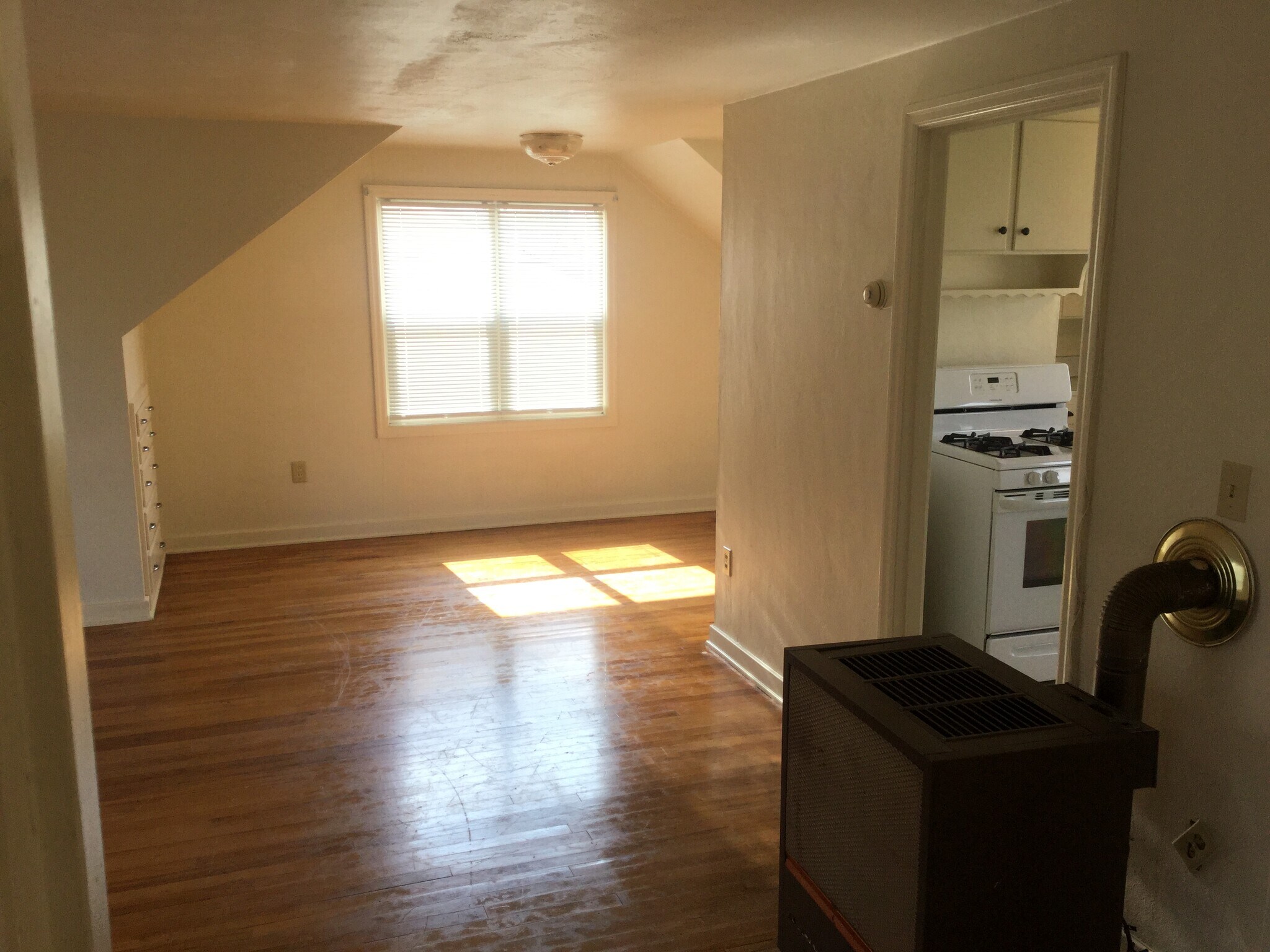 Building Photo - 1010 E 2nd St