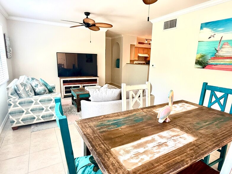 Building Photo - 1000 Villagio Cir