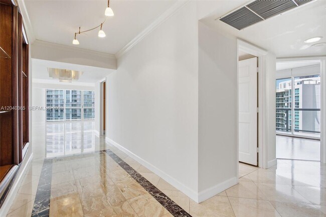 Building Photo - 16500 Collins Ave