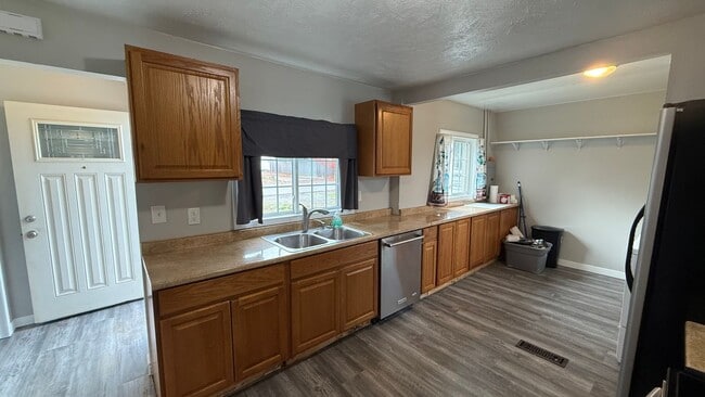 Building Photo - Spacious 3 bed 1 bath, big yard, pets ok, see walkthrough video