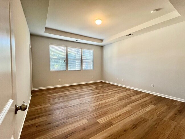 Building Photo - 370 Broadmoor Dr