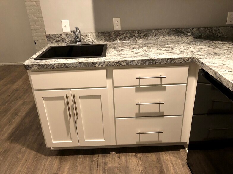 Building Photo - 124 E Main St