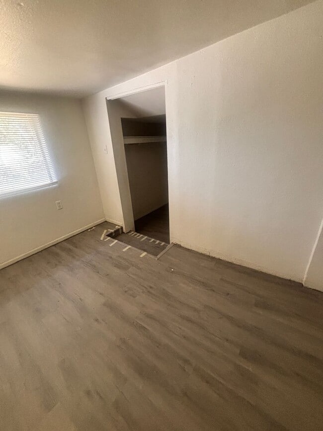 Building Photo - 906 S Farmer Ave