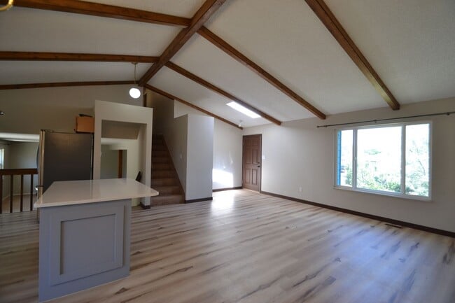 Building Photo - 4 Bedroom with AC and a fireplace on the W...