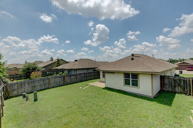 Building Photo - August Pre-Lease! Beautiful 3 Bed, 2 Bath ...