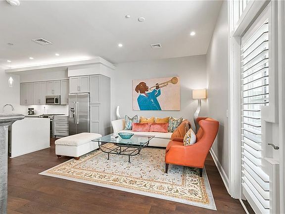 Building Photo - 731 St Charles Ave