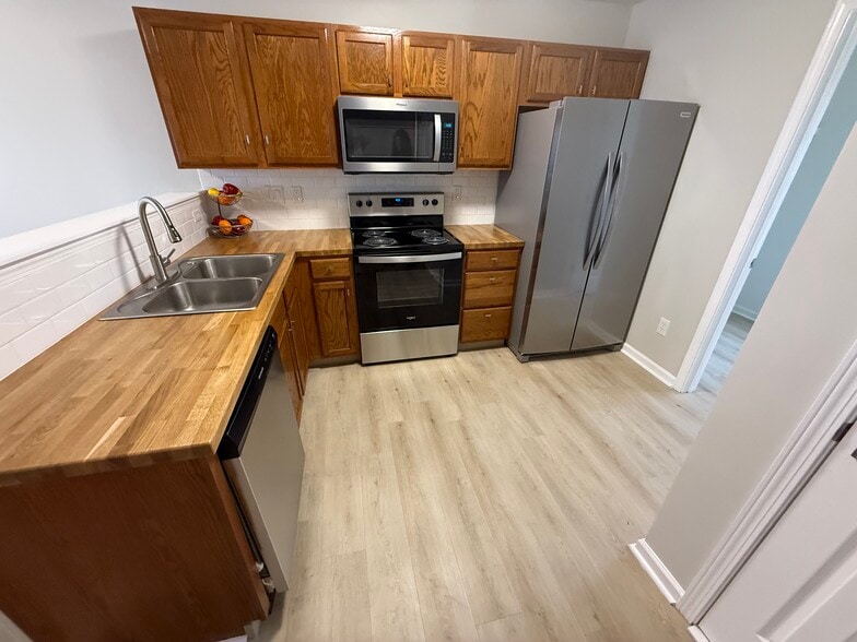 Building Photo - 7021 Sunman Rd