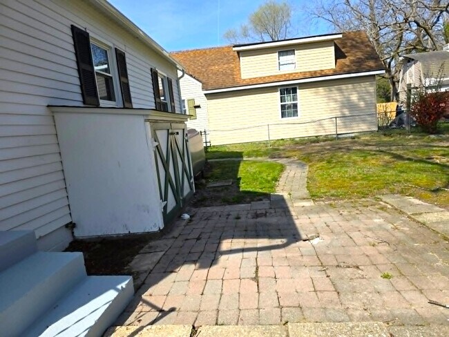 Building Photo - 1017 Tyler Ave