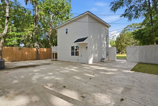 Building Photo - 912 E Henry St