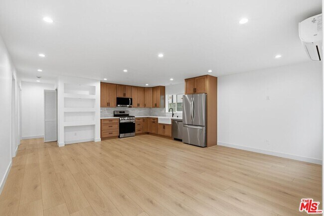 Building Photo - 3431 Edgehill Dr