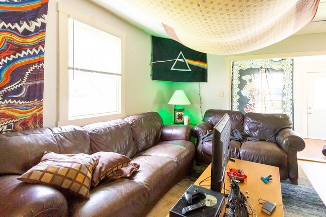 Building Photo - PRELEASING for AUGUST! Close to Campus