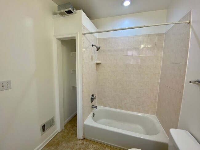 Building Photo - Charming 2 Bedroom/2 Bathroom Townhome in Harwood, Baltimore, MD!