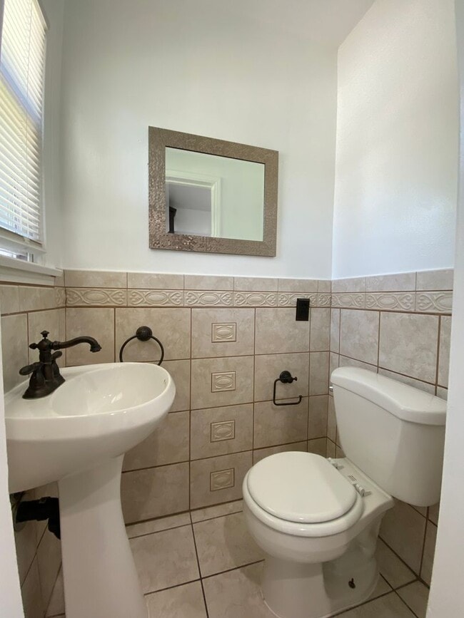 Building Photo - 2335 S Garth Ave