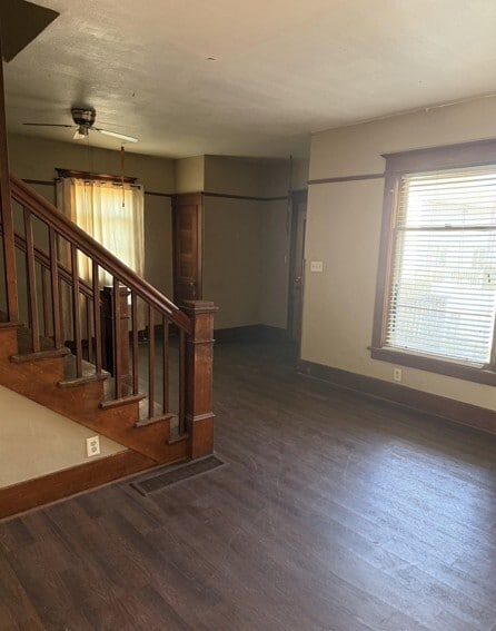 Building Photo - 947 W 8th St