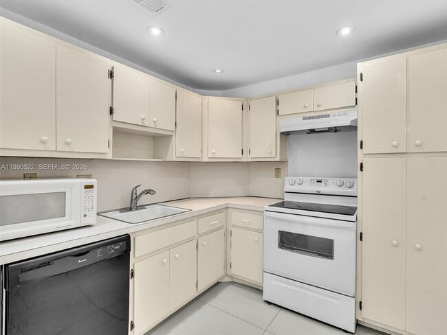 Building Photo - 300 Bayview Dr