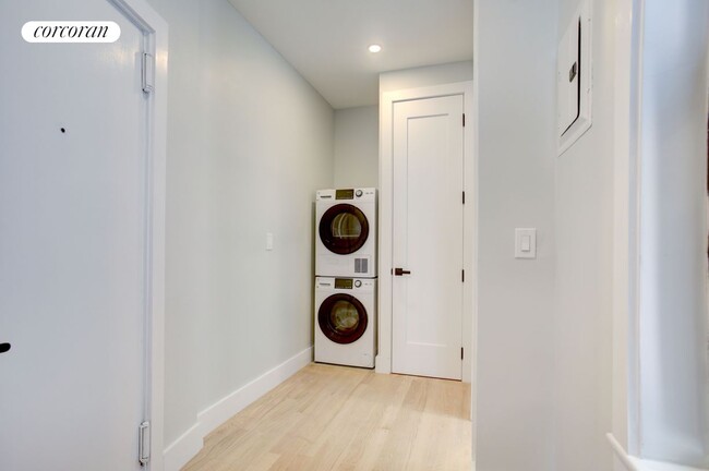 Building Photo - 206 W 96th St