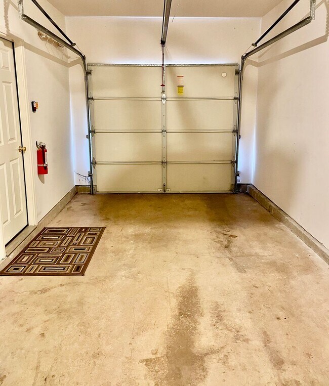 Building Photo - 2 Bed / 1 bath townhome at Summerhill Village in Issaquah $2,895/mo