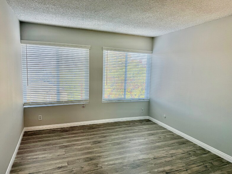 Building Photo - 17440 Burbank Blvd