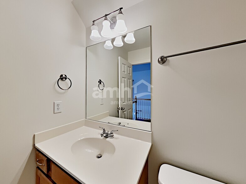 Building Photo - 5125 Macarthur Ave