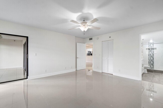 Building Photo - 7290 Kinghurst Dr