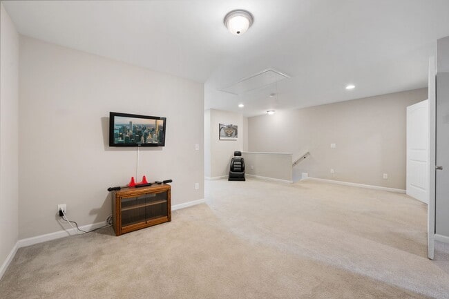 Building Photo - 3-Bedroom Townhome Available Eary July!