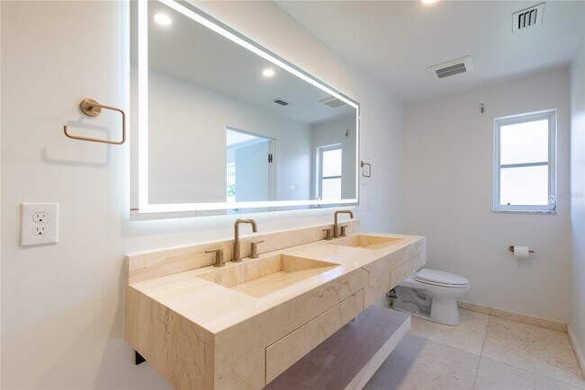 Building Photo - 114 8th St