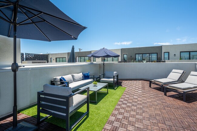 Building Photo - 281 W 8th St