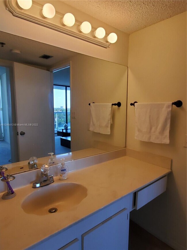 Building Photo - 20515 E Country Club Dr  841 Aventura Fl 3...