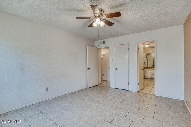 Building Photo - 6201 Escondido Dr