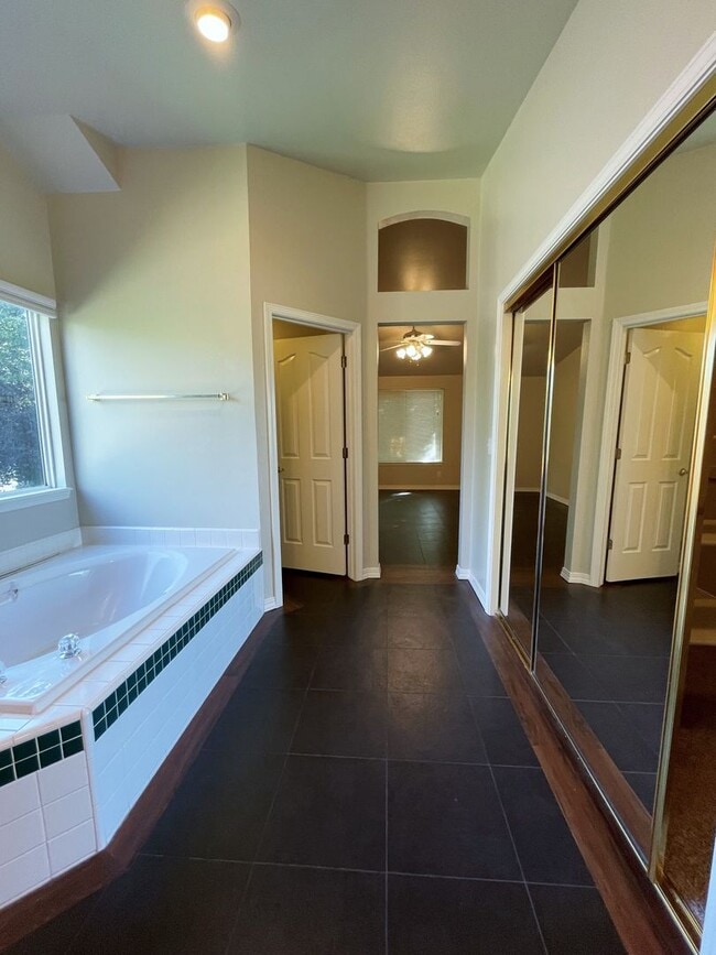 Building Photo - Beautiful 5bd 3ba home on corner lot, Edge...