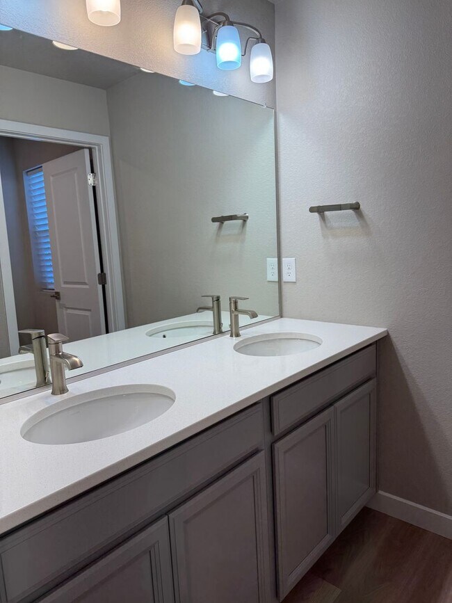 Building Photo - Like new 3 bed, 2.5 bath, 2 car in Lorson Ranch!