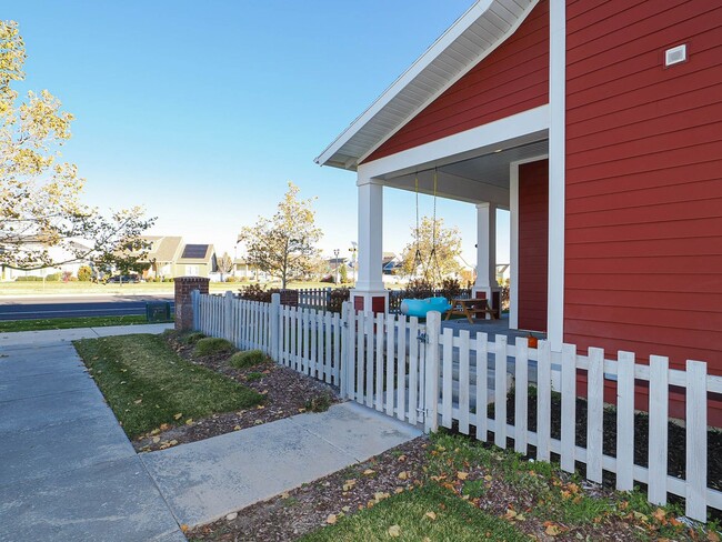 Building Photo - Beautiful House in Excellent Daybreak Loca...