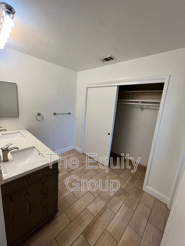 Building Photo - 4907 W Howard Ave