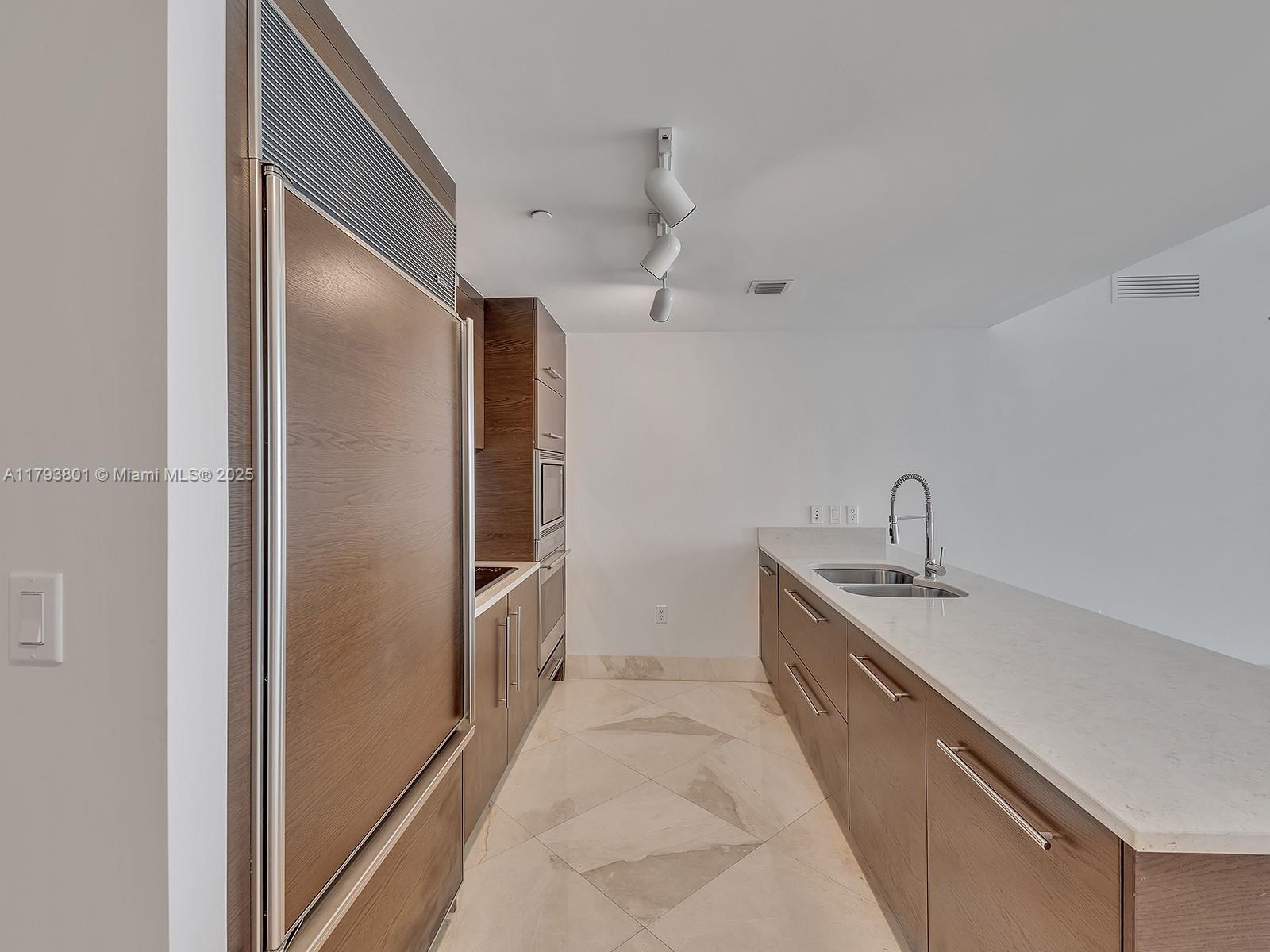 Building Photo - 475 Brickell Ave
