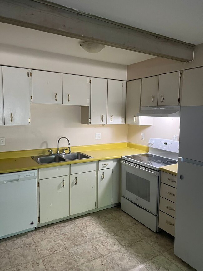 Building Photo - 1 bedroom, 2 lofted conforming rooms/ 1.5 ...